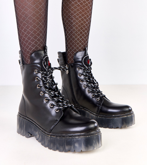 Juodi moteriški kerzai su puošmena ant liežuvėlio Aldino