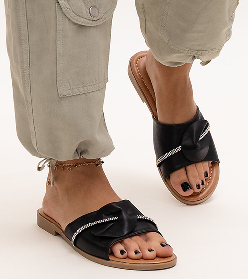 Zirkonais puošta Amari juostelėta kepuraitė