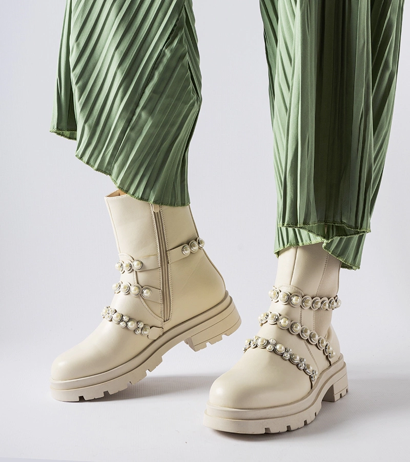 Smėlio spalvos aulinukai, dekoruoti perliukais Callicratide