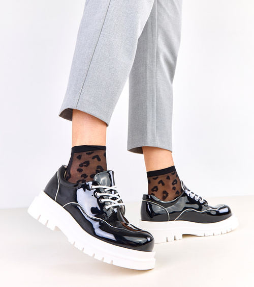 Juodi masyvų padą turintys bateliai „Cheshire“