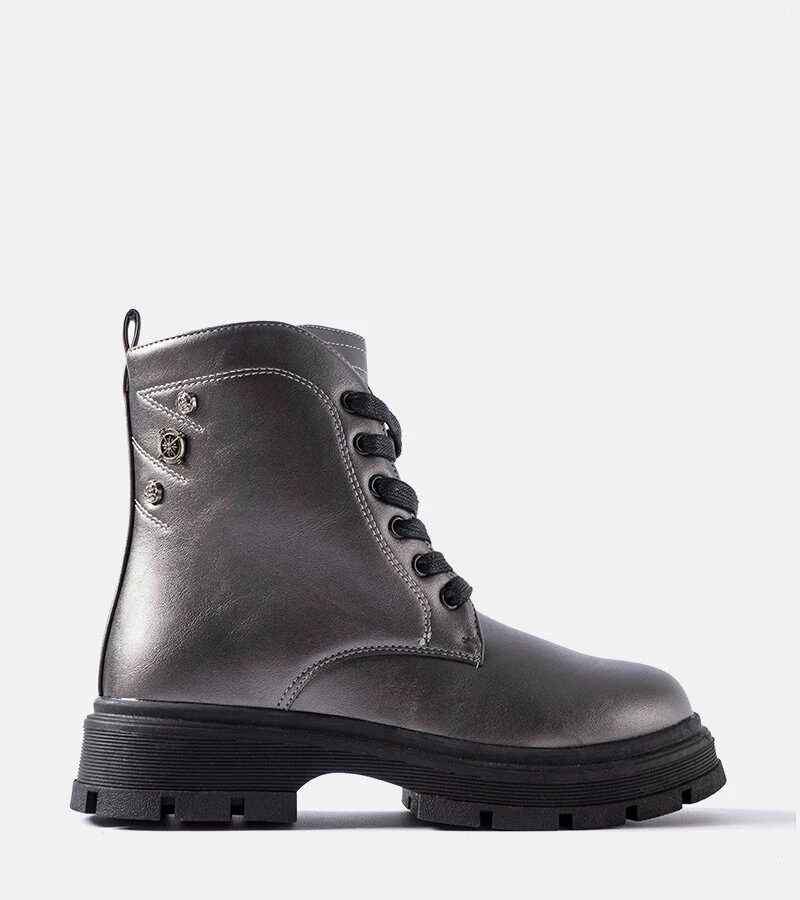 Pilki pašiltinti mergaitiški aulinukai Basara su raišteliais