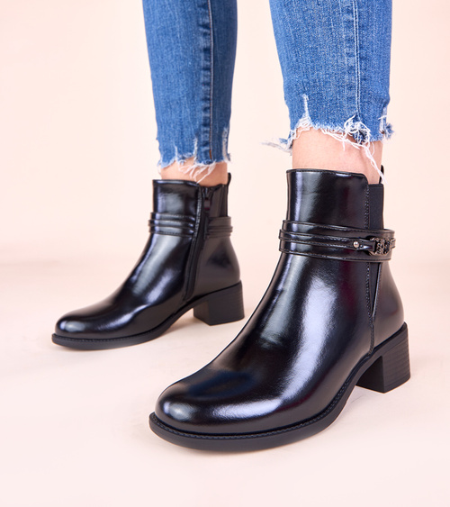 Juodi aulinukai ant kulno su dekoratyvia juostele Lilua