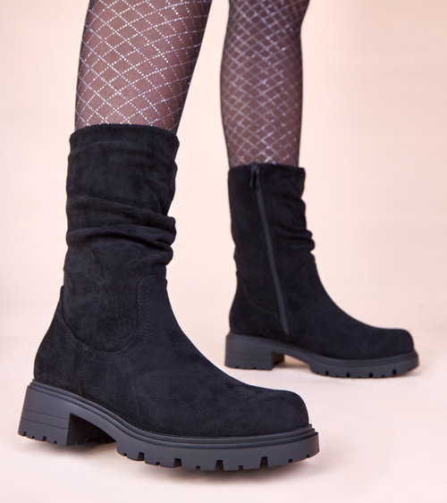 Juodi aulinukai ant platformos su klostėmis Malha