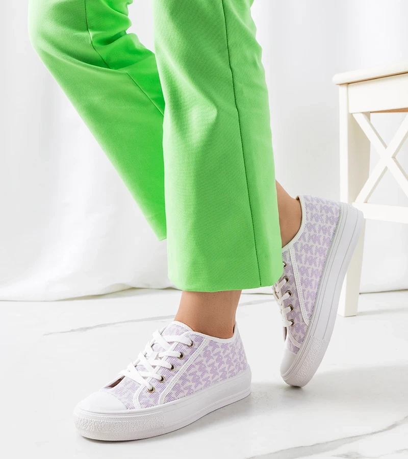 Violetiniai sportbačiai ant platformos Chelms