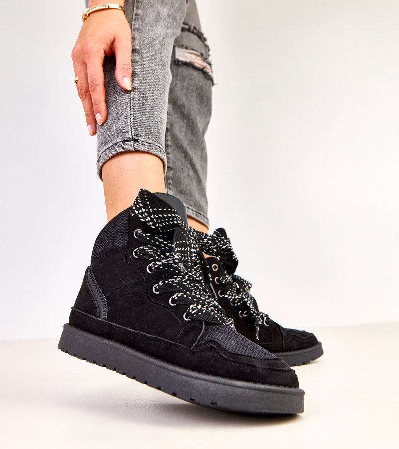 Juodi aukšti sportiniai bateliai su storais raišteliais Klevis