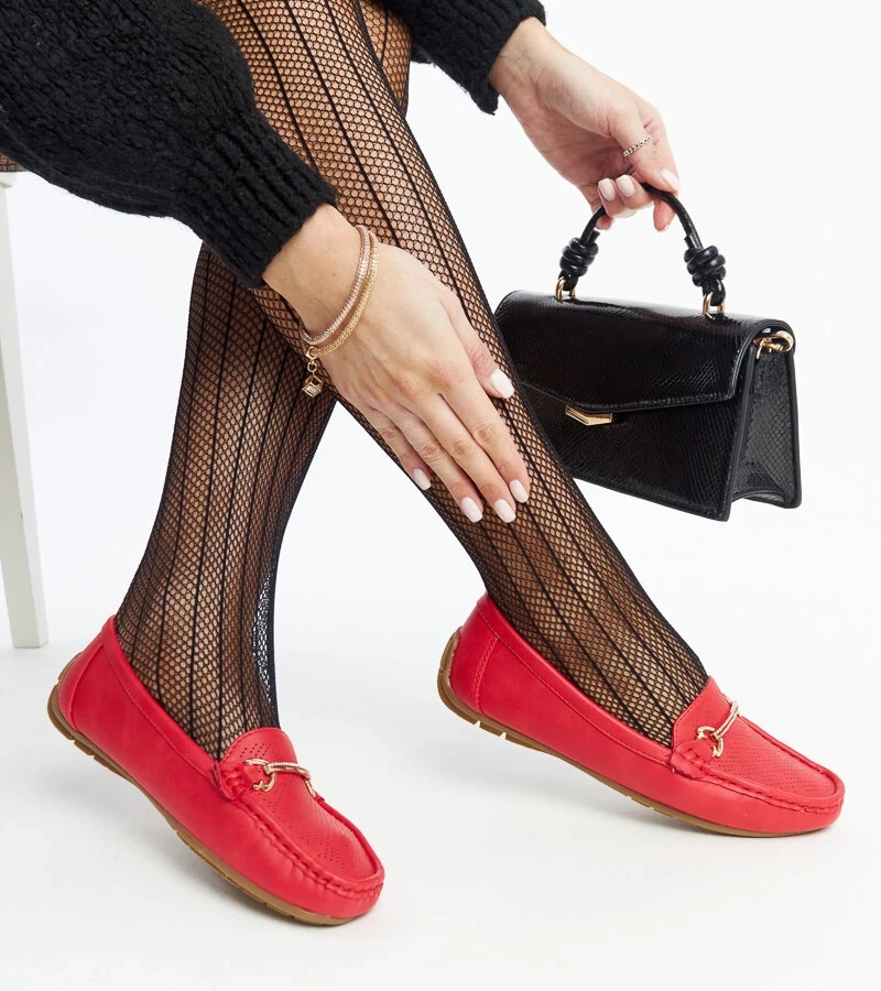 Raudoni mokasinai su dekoratyvia sagtimi „Adila“