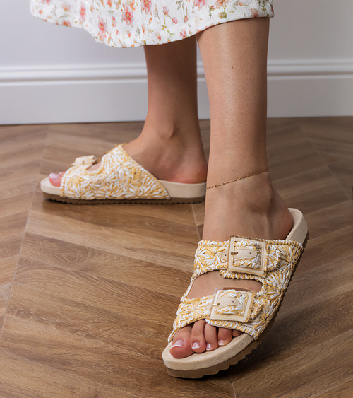 Smėlio spalvos nėriniuotos šlepetės su sagtimis ant dirželių Firada