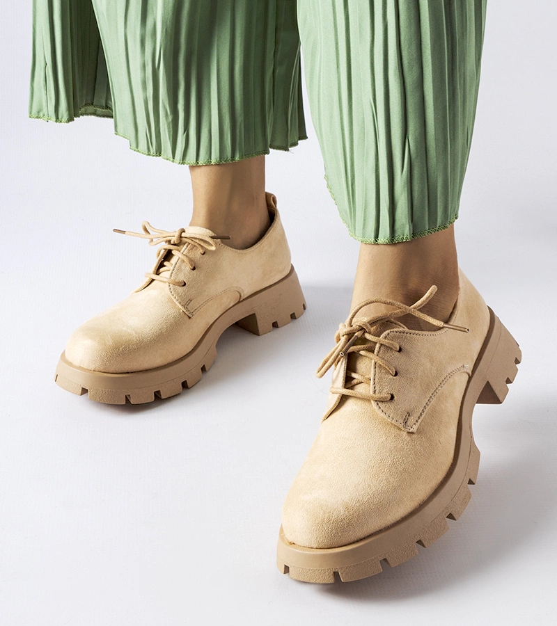 Smėlio spalvos pusbačiai ant masyvios pado Coleman