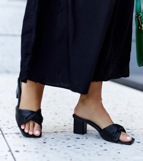 Juodi „Batari“ aukštakulniai šlepetės