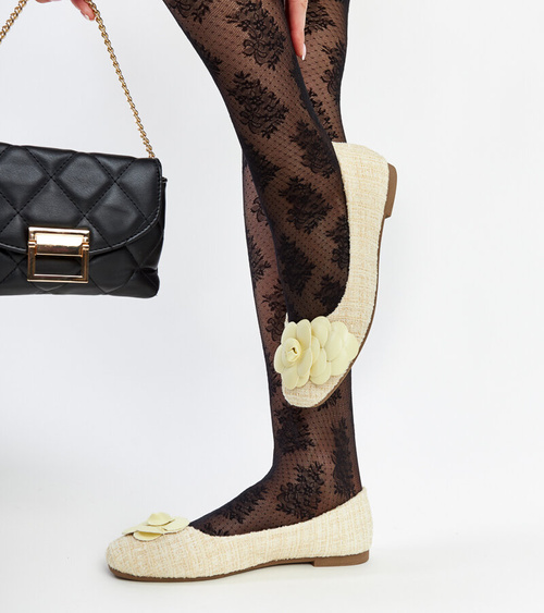 Geltoni balerinos su puošnia gėle Mateja