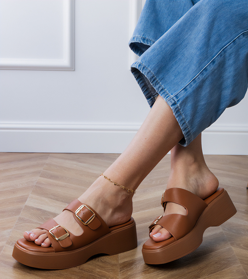 Rudos šlepetės su dirželiais ir sagtimis Wollis