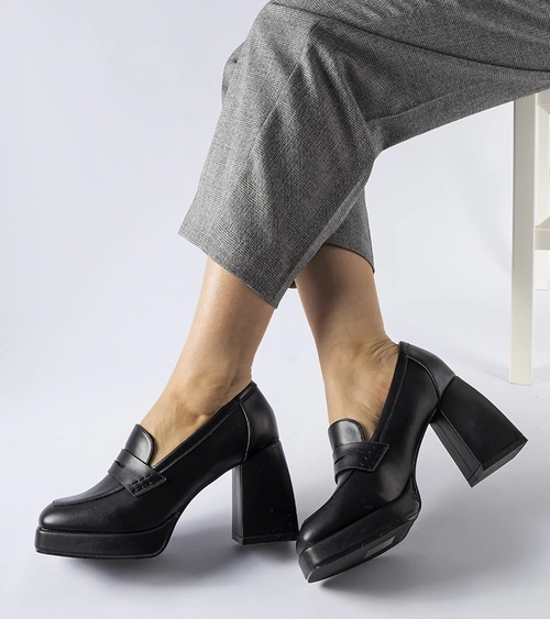 Juodi aukštakulniai bateliai ant aukšto storo kulno Reel