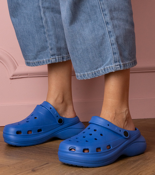 Mėlyni uždari šlepetės ant platformos Kameris