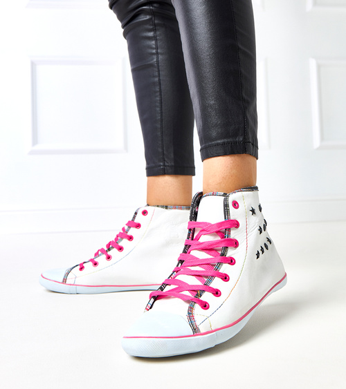 Balti sportiniai bateliai virš kulkšnies su geometriniu raštu Kalert