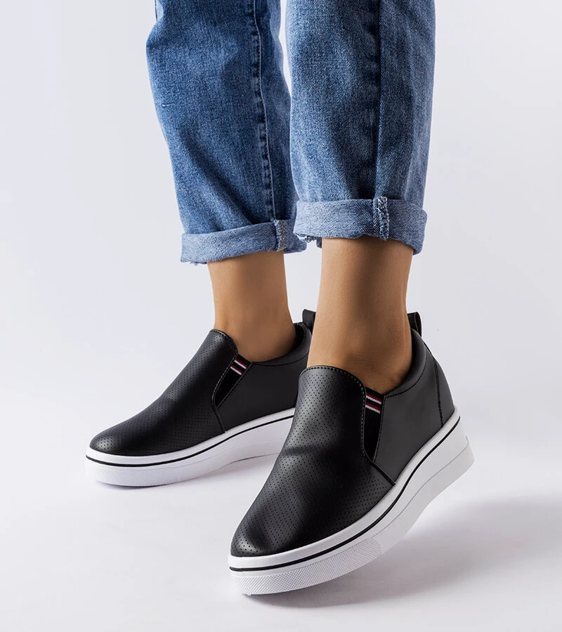 Juodi paaukštinti sportiniai bateliai „Dionisia“