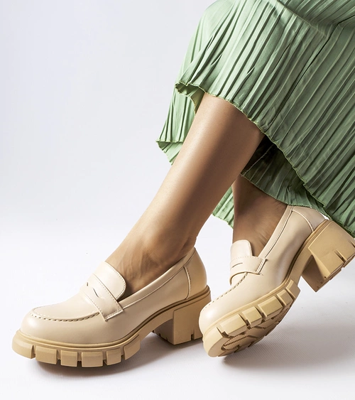 Smėliniai klasikiniai mocasinai ant pakulnio Dina