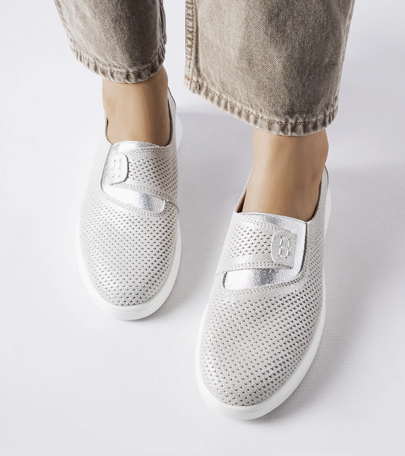 Sidabriniai perforuoti odiniai sportbačiai „Ethels“