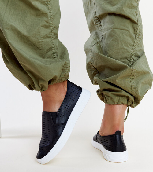 Juodi ažūriniai įspiriami sportbačiai Dafina