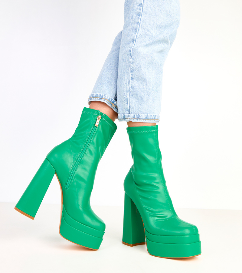 Žali aulinukai ant masyvaus kulno ir platformos Yasmin