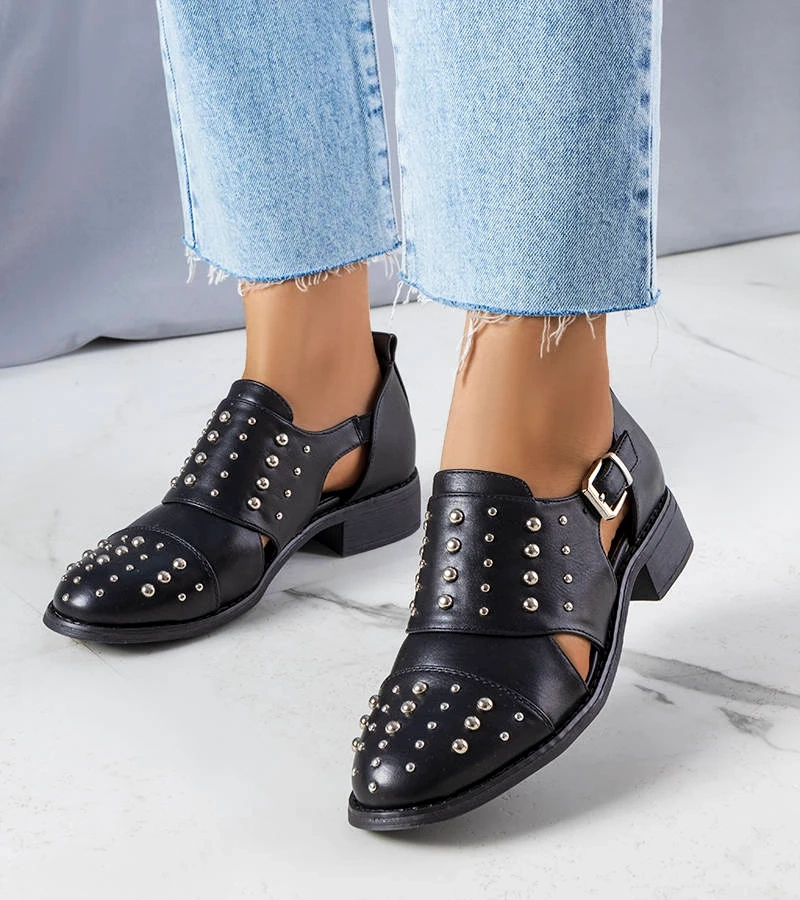 Juodi iškirptais šonais batai „Irene“