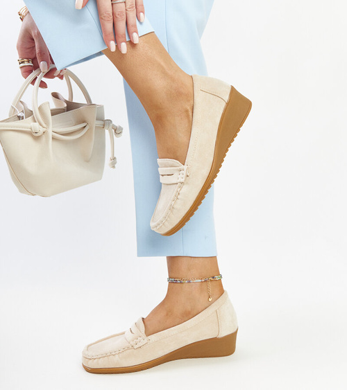 Šviesiai smėlio spalvos zomšiniai „Sakena“ įsispiriami batai su platforma