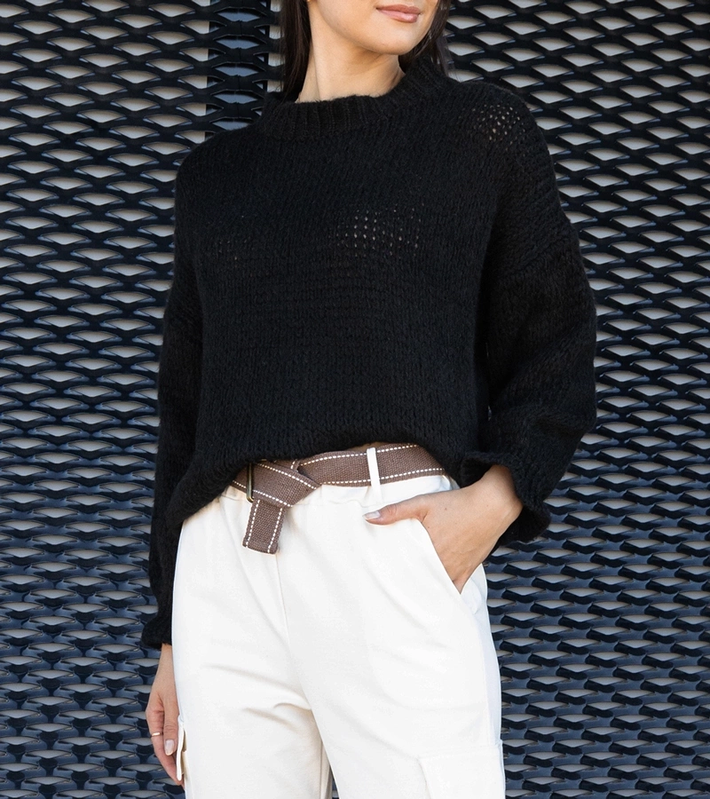 Juodas asimetriškas oversize megztinis Castia