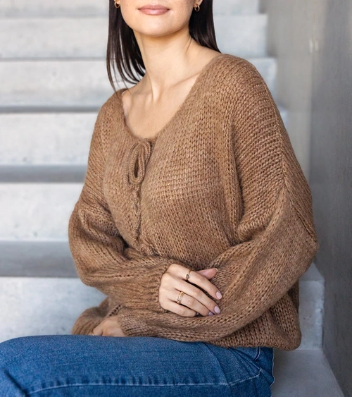 Ruda surišta megztinis Sumaia