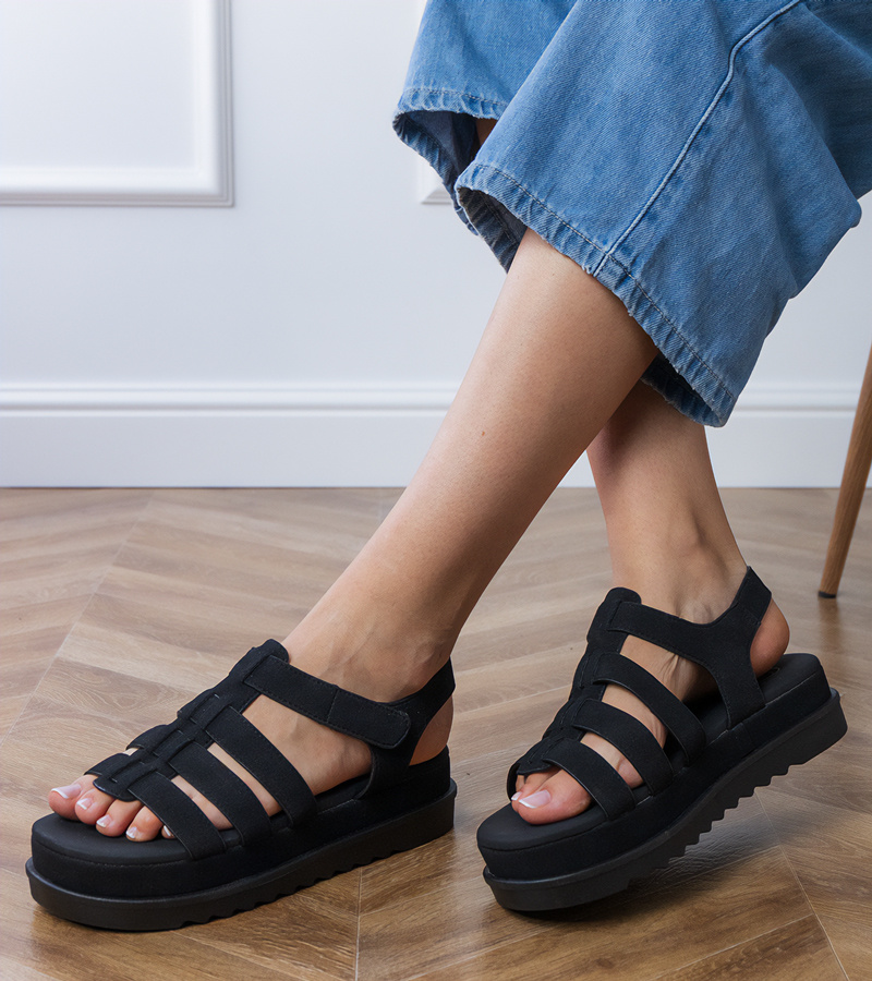 Juodi gladiatorių tipo sandalai ant platformos Hartos