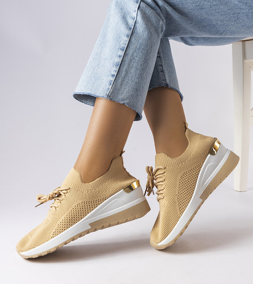 Smėlio spalvos sportbačiai ant platformos „Alberica“