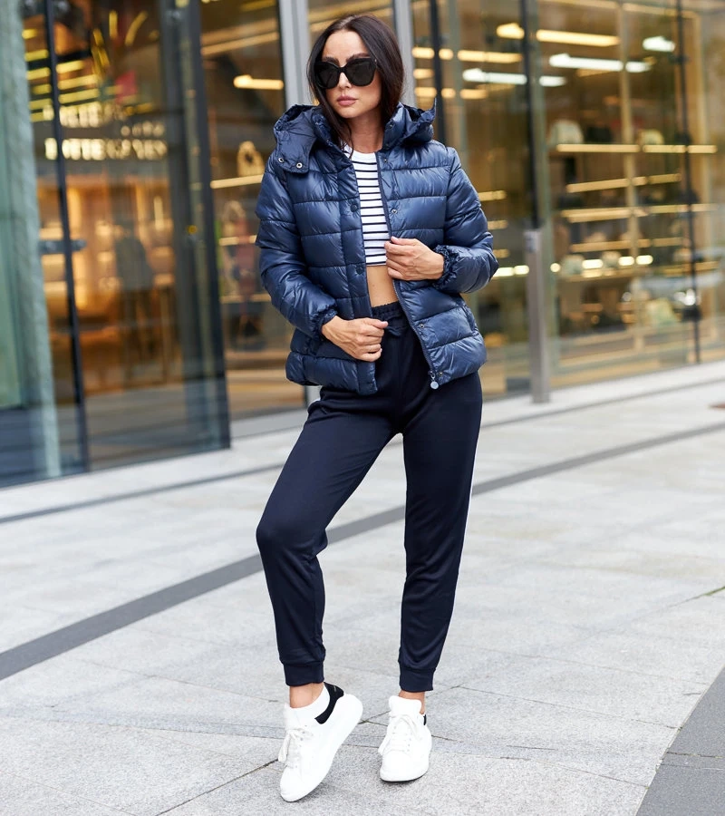 Tamsiai mėlyna blizganti striukė Berta