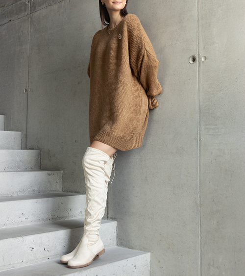 Ruda ilga megzta suknelė su raukštėtomis rankovėmis Najeta