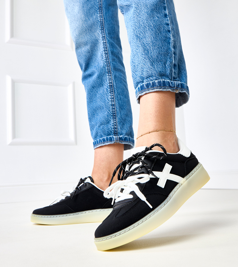 Juodi platforminiai sportbačiai su balta įdėkle Eriksen