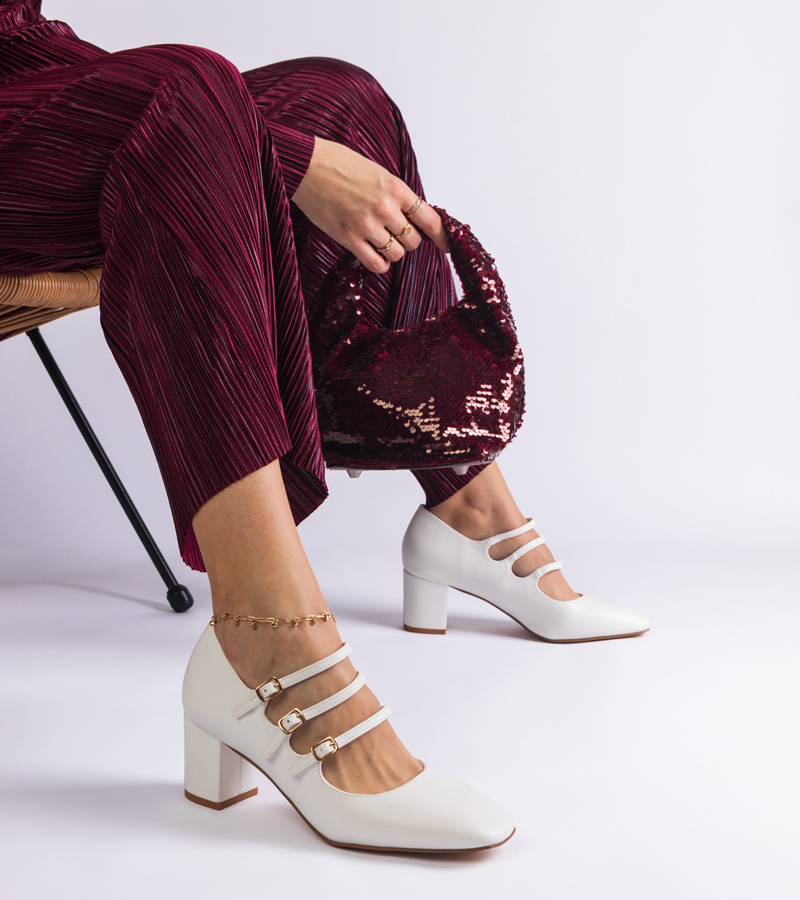 Balti aukštakulniai bateliai su dirželiais „Izida“