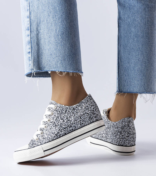 Juodi sportbačiai ant žemo pado Garceau