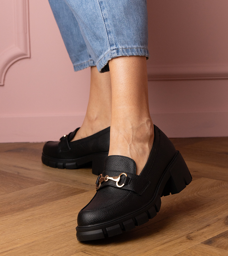 Juodi pusbačiai su žemu kulniuku ir auksine puošmena Marela