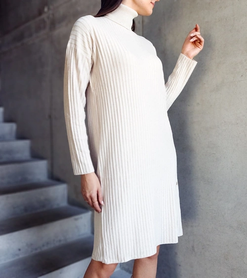 Smėlio spalvos blizgi midi suknelė su golfu „Kusama“