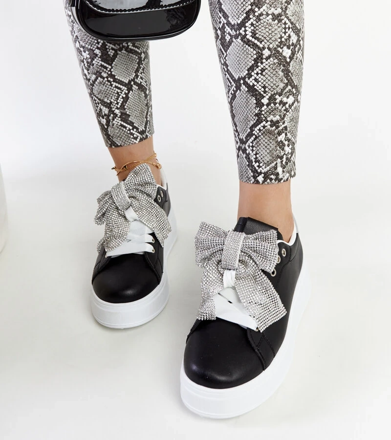 Juodi sportbačiai ant aukštos platformos Rensje