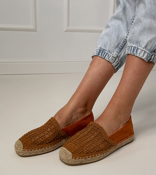 Rudi ažūriniai espadriliai ant platformos Plevis