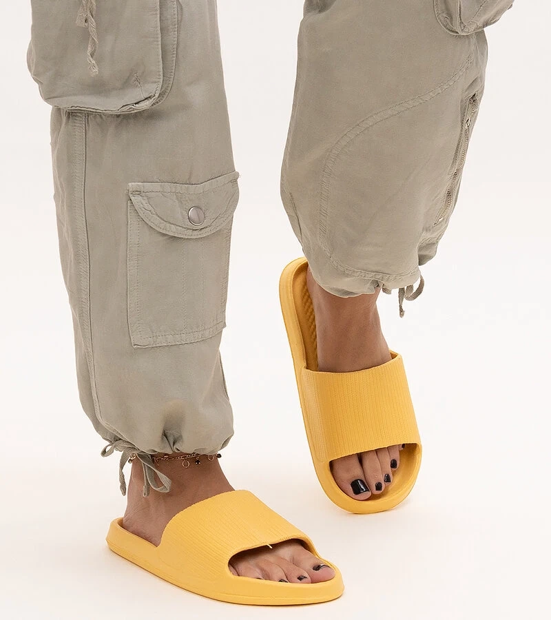 Geltonos putplasčio šlepetės Menta