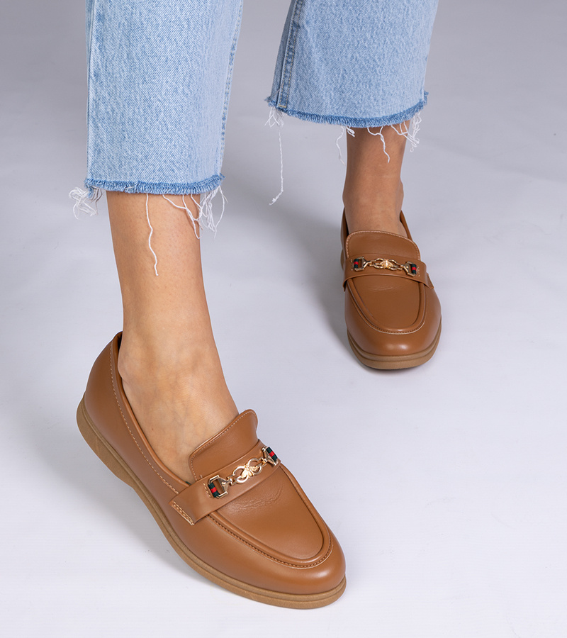 Tamsiai rudi mokasinai su auksine puošmena Feola