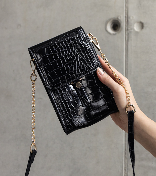 Juoda rankinė, dekoruota Decatur įspaudu