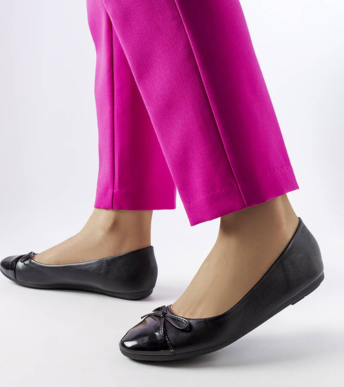 Juodi baleriniai bateliai su lakuotu priekiniu auliuku Despins