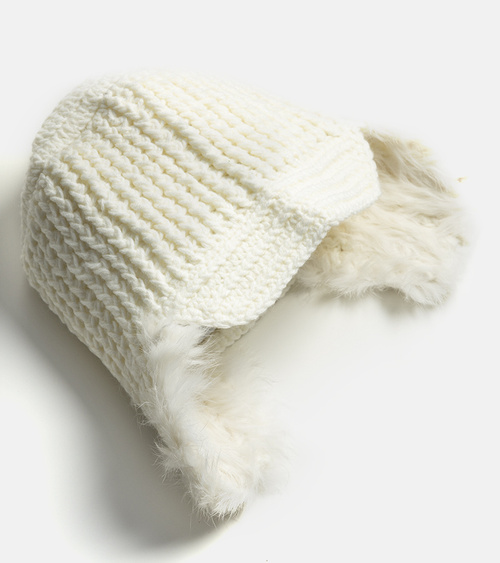 Balta kepurė su ausinėmis Zora