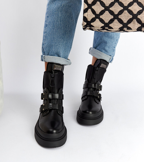 Juodi aulinukai ant platformos Glen