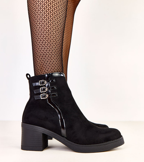 Juodi aulinukai ant storo kulno, puošti sagtimis Karena