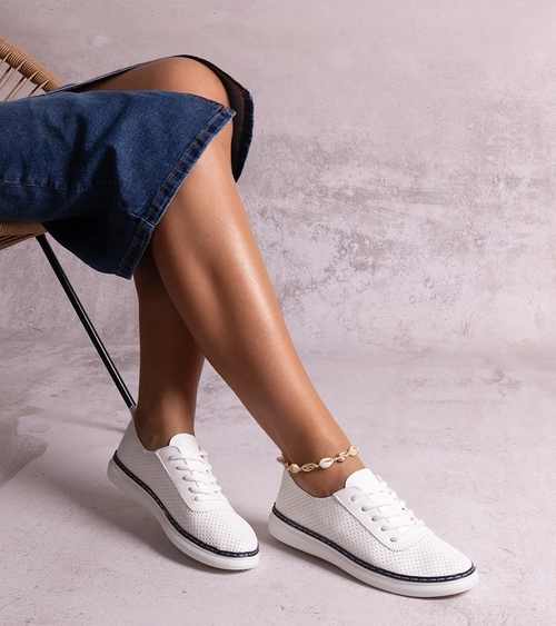 Balta ir tamsiai mėlyna ažūrinė avalynė Biserka