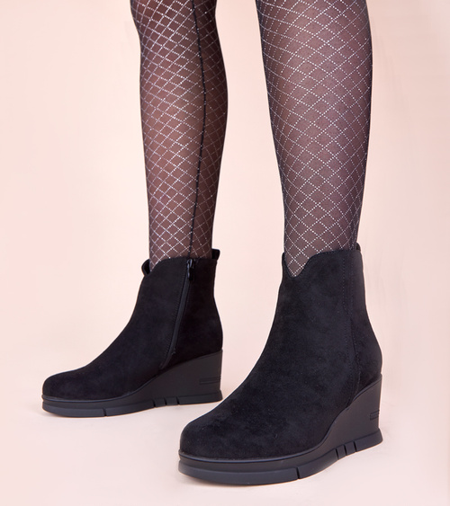 Juodi ekozamšos aulinukai ant platformos „Adala“