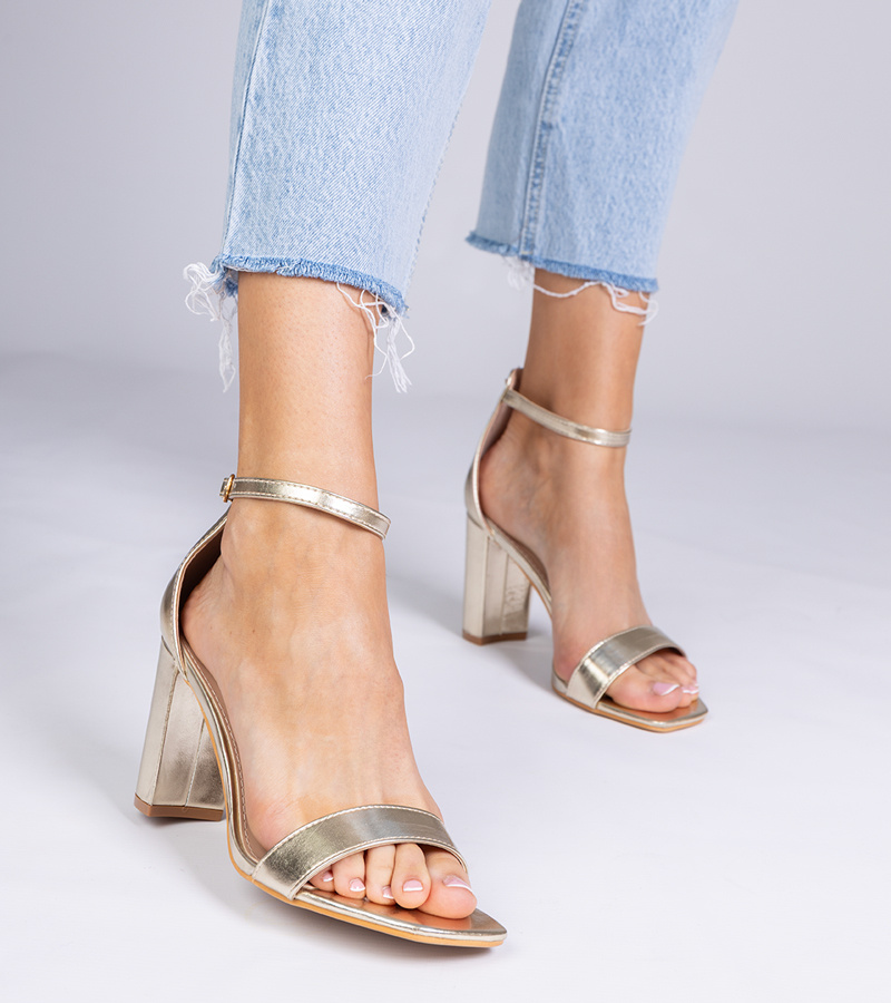 Aukso spalvos basutės ant aukšto stambaus kulno Kasedi