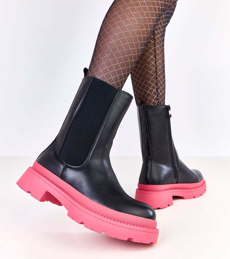 Juodi aulinukai ant rožinio pado Fortley