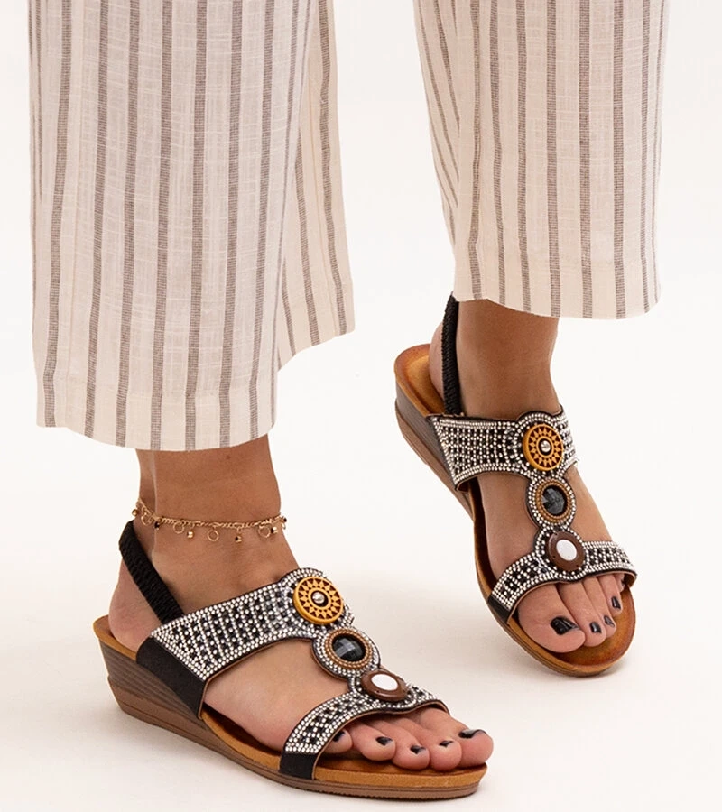 Blizgančios basutės ant žemo pado Azeeza